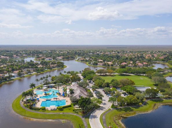 934 Gulfstream Ct, Weston FL 33327