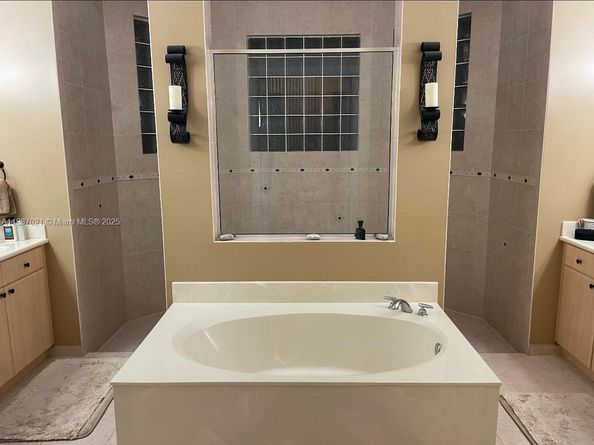 934 Gulfstream Ct, Weston FL 33327