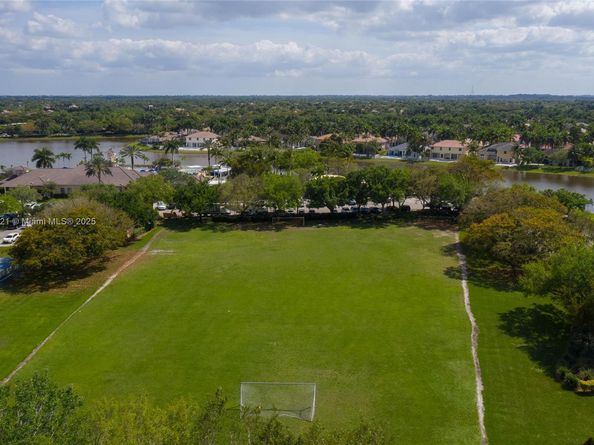 934 Gulfstream Ct, Weston FL 33327