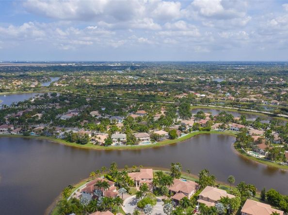 934 Gulfstream Ct, Weston FL 33327