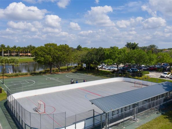 934 Gulfstream Ct, Weston FL 33327