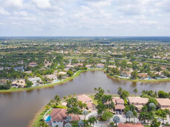 934 Gulfstream Ct, Weston FL 33327