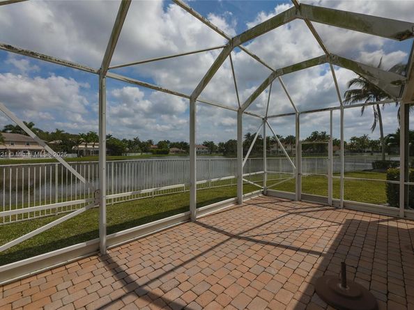 934 Gulfstream Ct, Weston FL 33327