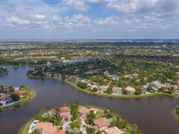 934 Gulfstream Ct, Weston FL 33327