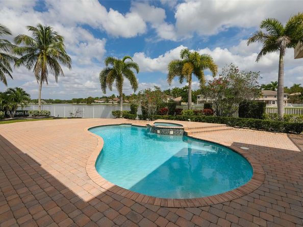 934 Gulfstream Ct, Weston FL 33327