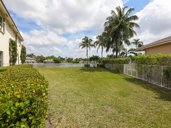 934 Gulfstream Ct, Weston FL 33327