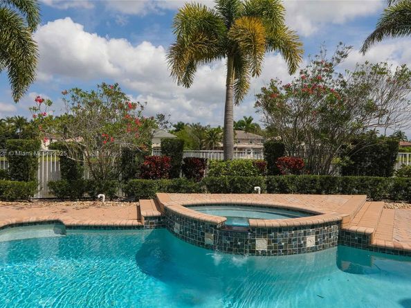 934 Gulfstream Ct, Weston FL 33327