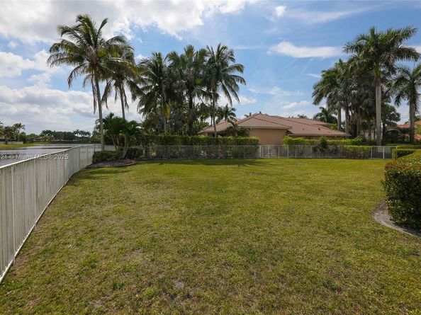 934 Gulfstream Ct, Weston FL 33327