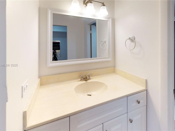 3665 NE 167th St 501, North Miami Beach FL 33160