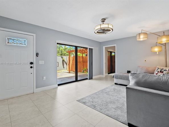 9112A SW 20th St, Davie FL 33324