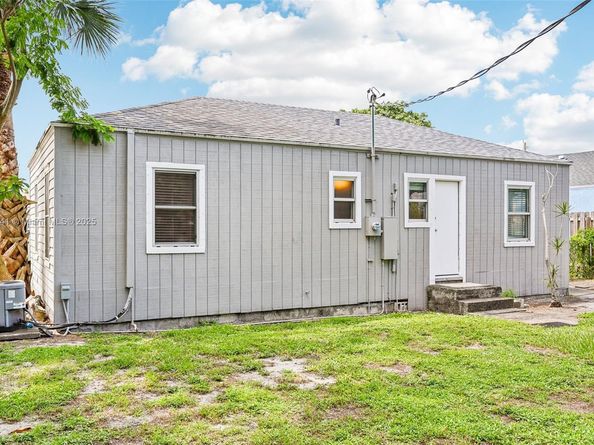 837 Ridgewood Dr, West Palm Beach FL 33405