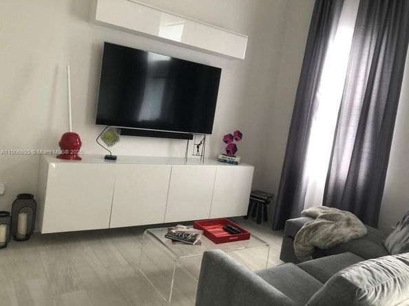 4500 NW 8th Pl, Plantation FL 33317