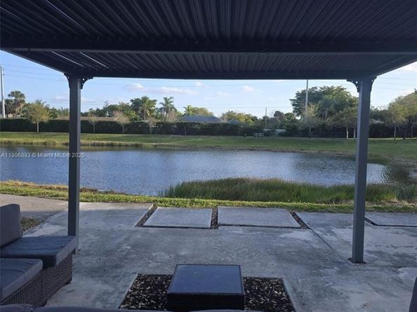 4500 NW 8th Pl, Plantation FL 33317