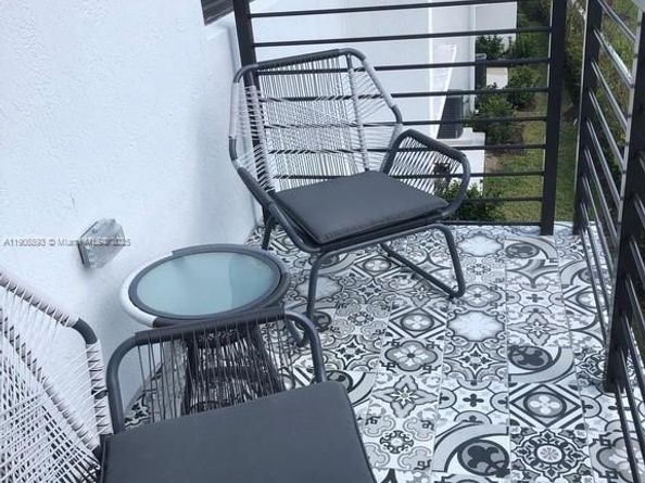 4500 NW 8th Pl, Plantation FL 33317