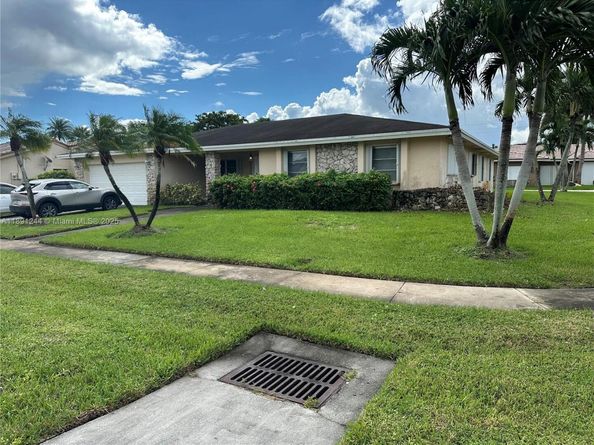 16628 Golfview Dr, Weston FL 33326
