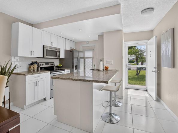 1115 LAKE Terrace 103, Boynton Beach FL 33426