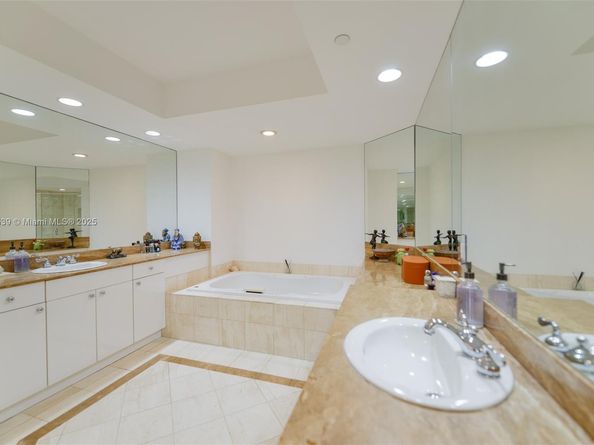 21050 Point Pl 702, Aventura FL 33180