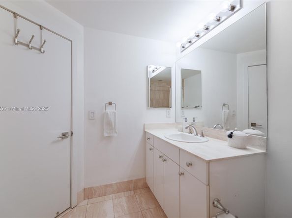 21050 Point Pl 702, Aventura FL 33180