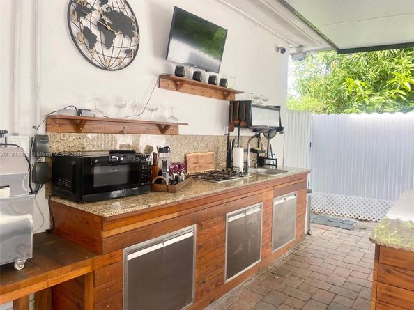 739 NW 112th St, Miami FL 33168