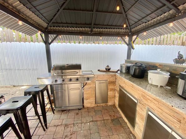 739 NW 112th St, Miami FL 33168