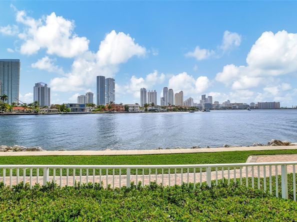 19101 NE 36th Ct 2405, Aventura FL 33180