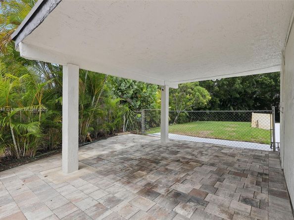 8601 NW 185th Ter, Hialeah FL 33015