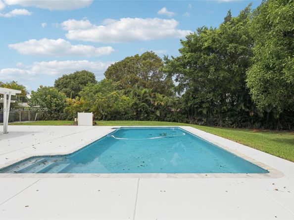 8601 NW 185th Ter, Hialeah FL 33015