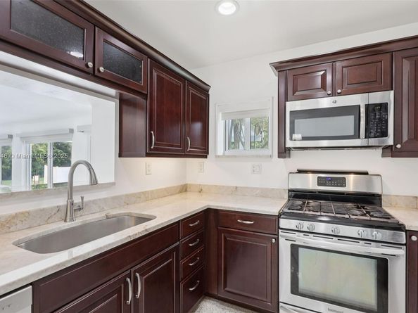 8601 NW 185th Ter, Hialeah FL 33015