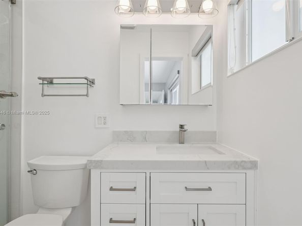 8601 NW 185th Ter, Hialeah FL 33015