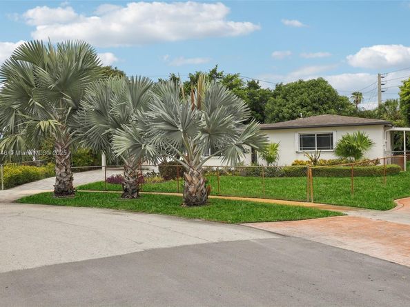 8601 NW 185th Ter, Hialeah FL 33015