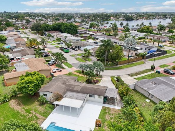 8601 NW 185th Ter, Hialeah FL 33015