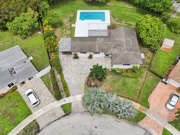 8601 NW 185th Ter, Hialeah FL 33015
