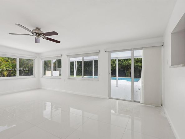 8601 NW 185th Ter, Hialeah FL 33015