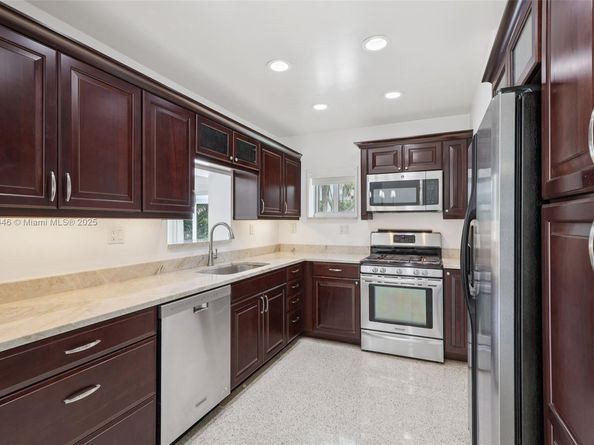 8601 NW 185th Ter, Hialeah FL 33015