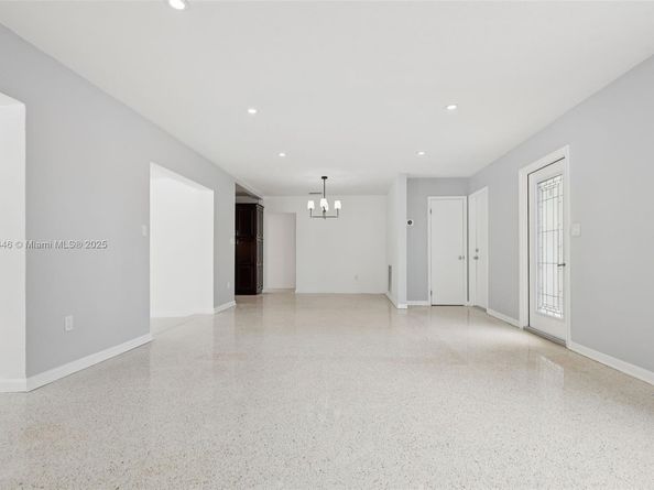 8601 NW 185th Ter, Hialeah FL 33015
