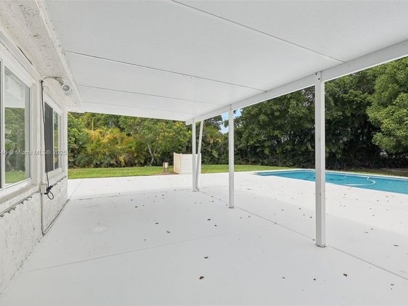 8601 NW 185th Ter, Hialeah FL 33015