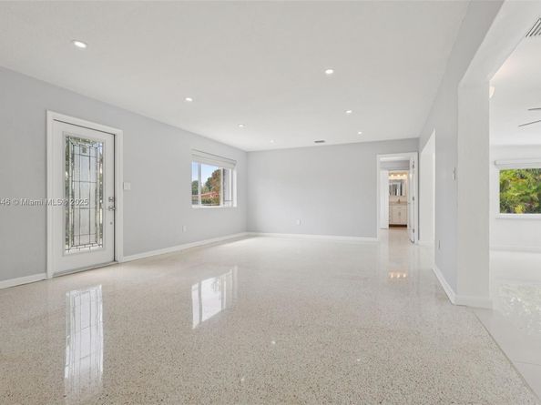 8601 NW 185th Ter, Hialeah FL 33015