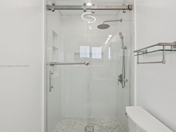 8601 NW 185th Ter, Hialeah FL 33015