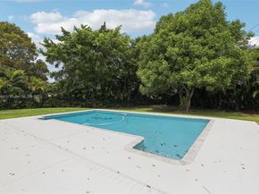 8601 NW 185th Ter, Hialeah FL 33015