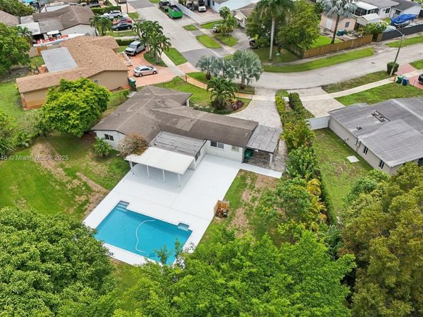 8601 NW 185th Ter, Hialeah FL 33015