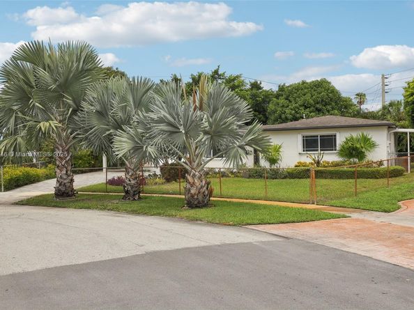 8601 NW 185th Ter, Hialeah FL 33015