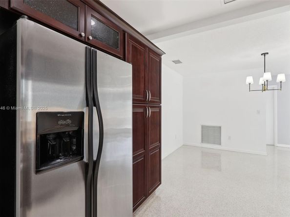 8601 NW 185th Ter, Hialeah FL 33015