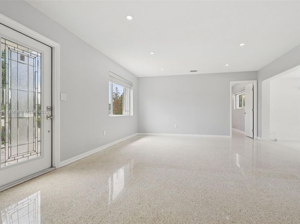 8601 NW 185th Ter, Hialeah FL 33015