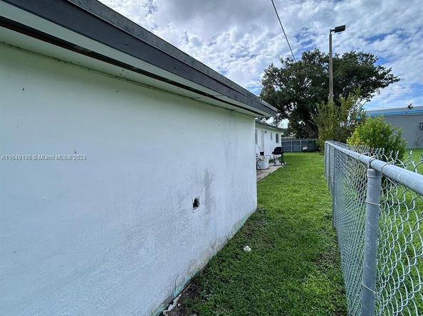 2180 NW 59th St, Miami FL 33142