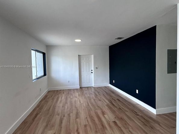 2180 NW 59th St, Miami FL 33142