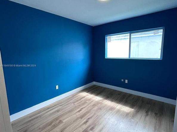 2180 NW 59th St, Miami FL 33142