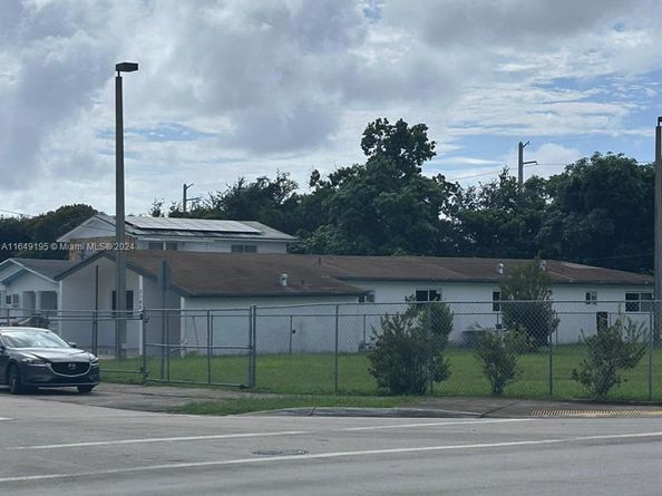 2180 NW 59th St, Miami FL 33142