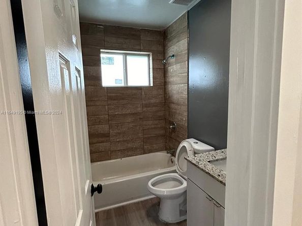 2180 NW 59th St, Miami FL 33142
