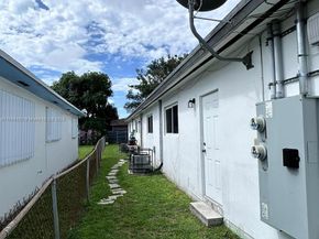 2180 NW 59th St, Miami FL 33142