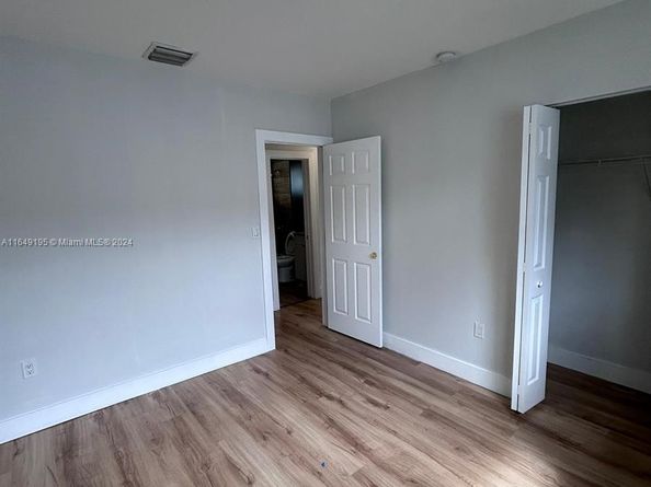 2180 NW 59th St, Miami FL 33142
